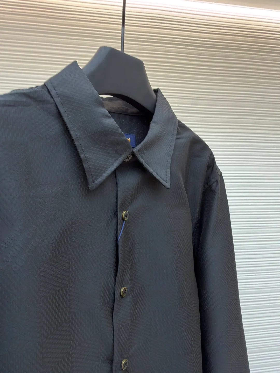 LOUIS VUITTON checkerboard jacquard long-sleeved shirt ●Original version: purchased and developed by 7269 ●Item number: 1681030-A85 ●Fabric: mulberry silk fabric ●Technology: full-width jacquard production ●Version: fitted version ●Weight: about 285 grams ●Size: S-M-L-XL ●Description: Customized mulberry silk jacquard fabric, 75D high temperature, fermented fabric wash, customized buttons, customized logo, jacquard embellishment to upgrade the gorgeous style of woolen evening suit with exquisite luster texture. The overall wiring is straight and delicate, the fabric is comfortable and soft, and the color is consistent without color difference. It can be matched with the same style to create a fashionable look and control various occasions. Customized accessories, complete with three standards, same style for men and women!